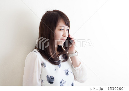 スマホを使う女性 スマホを使う女性 15302004