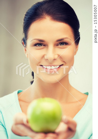 lovely housewife with green apple 15305007