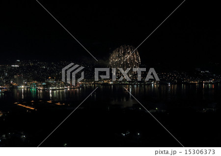 長崎の夜景に浮かび上がる花火 長崎の夜景に浮かび上がる花火 15306373