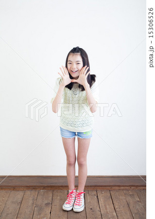 応援する小学生 15306526