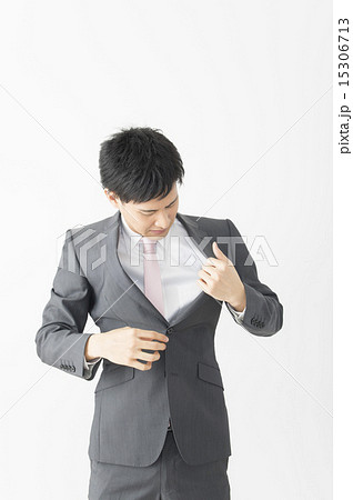 体臭、汗を気にするビジネスマン 15306713