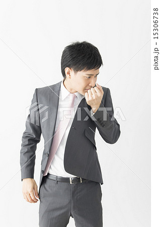 体臭を気にするビジネスマン 15306738