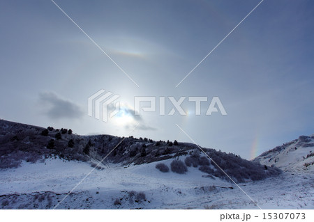 Large halo around the sun on a winter day  15307073