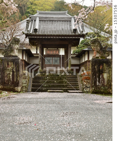 三島玉澤妙法華寺 山門の写真素材