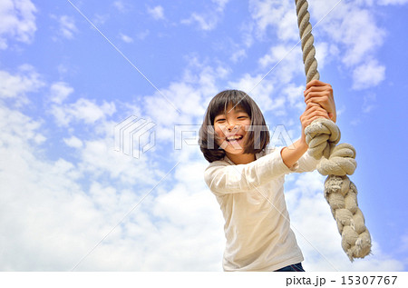 公園の遊具で楽しく遊ぶ女の子 15307767