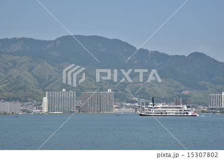 大津港に入港する琵琶湖遊覧船ミシガン 15307802