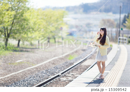 駅のホームで電車を待つ可愛い女の子の写真素材 15309542 Pixta