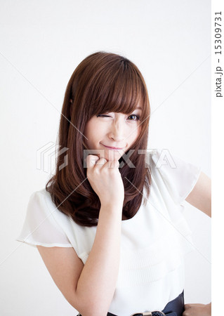 セミロングヘアの女性 セミロングヘアの女性 15309731