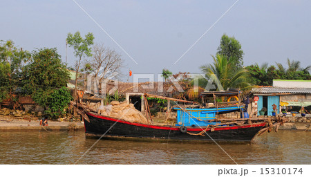 Isolate boat floating on the Mekong river Isolate boat floating on the Mekong river 15310174