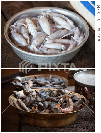 Traditional asian fish market 15315034