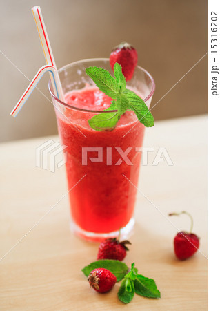 Strawberry cocktail 15316202