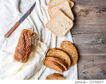 bread, slices of rye bread on linen tablecloths 15316627
