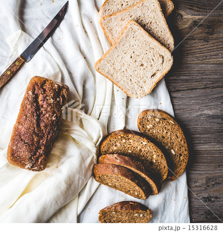 bread, slices of rye bread on linen tablecloths 15316628