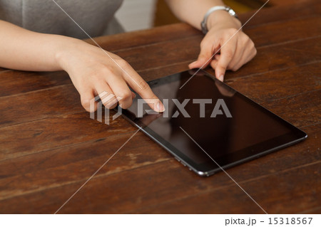 タブレットを操作する女性 15318567