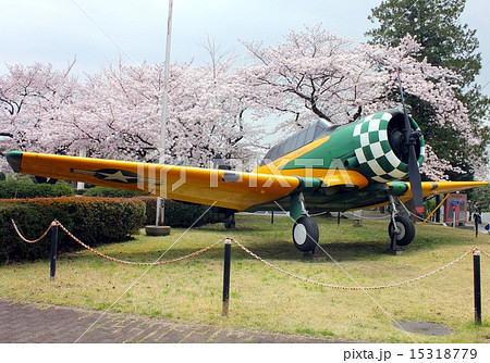 米海軍厚木基地正門マッカーサーガーデンに展示されているSNJ練習機と