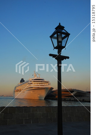 出航を待つ大型客船 出航を待つ大型客船 15318795
