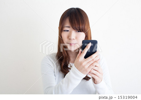 スマホを使う女性 スマホを使う女性 15319004