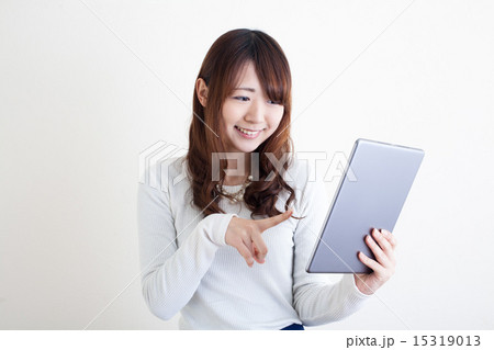 タブレットパソコンを使う女の子 タブレットパソコンを使う女の子 15319013