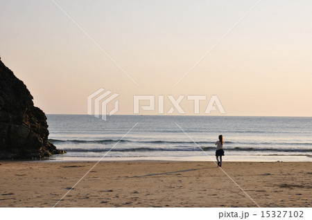 海岸 岩 人 稲佐の浜 海岸 岩 人 稲佐の浜 15327102