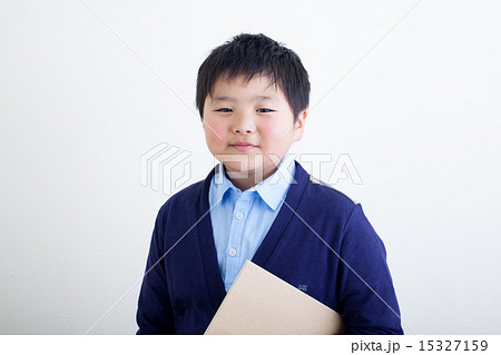 ノートをもつ男の子 15327159