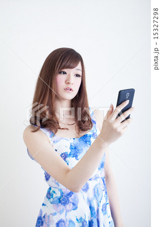 スマホを見る女の子 スマホを見る女の子 15327298