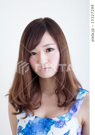 ノースリーブの女性 15327299