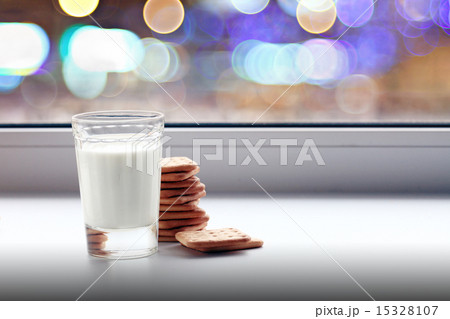 glass of milk and crackers 15328107