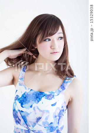 涼しげな女性のポートレート 15329038