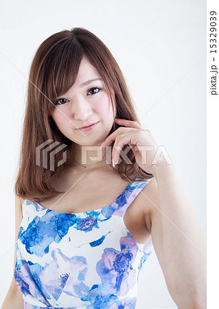 涼しげな女性のポートレート 15329039