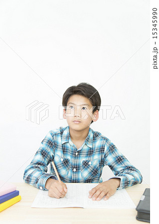 勉強する男の子 15345990