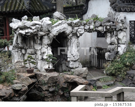 中国　上海市　豫園(よえん)　名庭園・大假山の不思議な岩の門 15367538