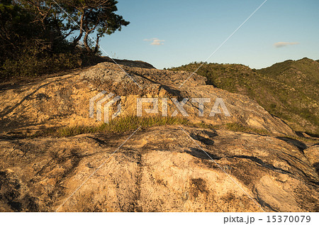 夕日を浴びる岩棚 15370079