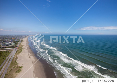 どこまでも伸びるきれいな海岸線を高度100mから空撮 15382220