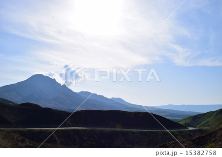 高岳と阿蘇の噴煙 15382758
