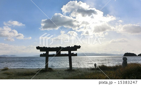 香川直島　鳥居　雲からの後光 15383247