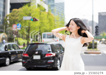 街中の女性 15383274