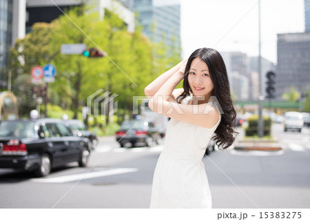街中の女性 15383275
