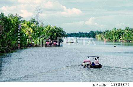 Vietnamese man rides a boat 15383372