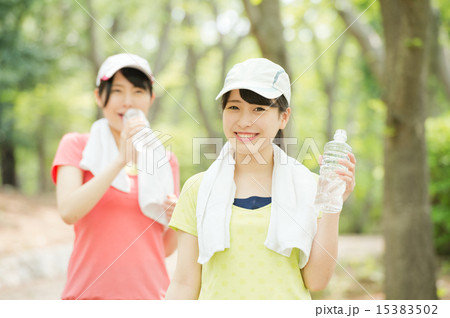 ジョギングをする若い女性 ジョギングをする若い女性 15383502