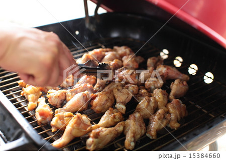 スモーク炭火焼アメリカ南部風チキンBBQを焼いているところ 15384660