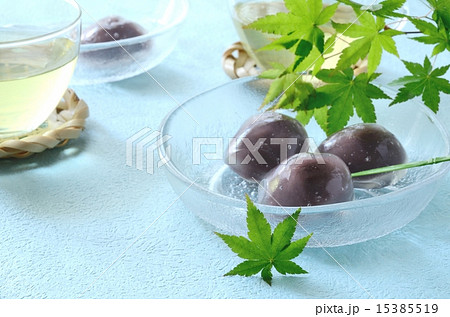 夏の和菓子・くず餅と冷茶 15385519