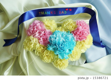 父の日・3色ハート型カーネーションにThanks Dadアップ・俯瞰横位置りぼん上 15386721