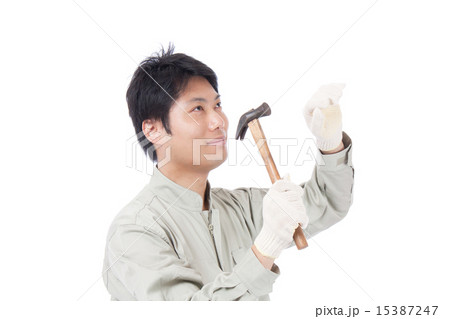 金槌で打つ男性／作業着 15387247
