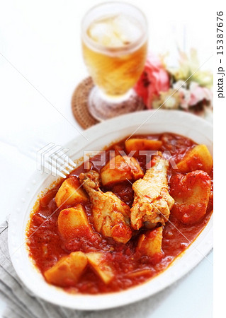 イタリアン料理のチキンドラムとジャガイモのトマト煮込みの写真素材