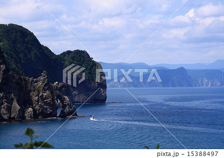 オタモイ岬の窓岩に向かう遊覧船 オタモイ岬の窓岩に向かう遊覧船 15388497