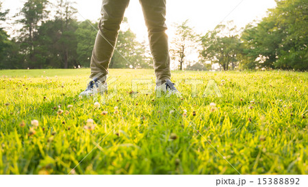 歩く男性 歩く男性 15388892