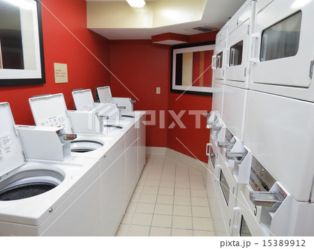 アメリカのホテルのコインランドリー 15389912