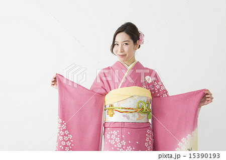着物姿の若い女性　晴れ着姿 15390193