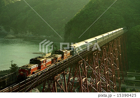 余部鉄橋を行く寝台特急・出雲3号 余部鉄橋を行く寝台特急・出雲3号 15390425