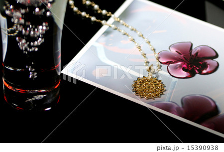 ワイングラスとネックレス#1 ワイングラスとネックレス#1 15390938